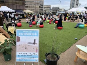 芝生やベンチを置いた道路空間活用の実証実験も行われました。